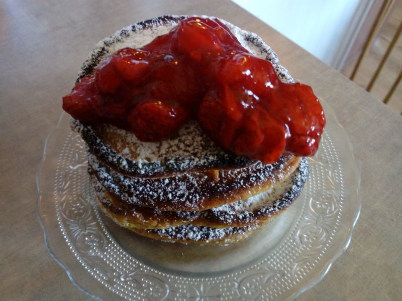 Placki bananowe z kisielem truskawkowym Placki bananowe z kisielem truskawkowym