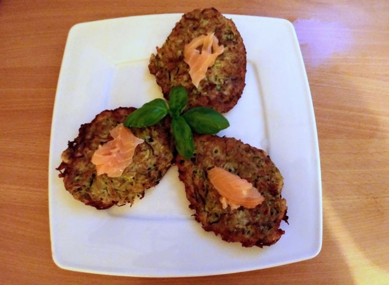Placki cukiniowo - ziemniaczane z łososiem Placki cukiniowo - ziemniaczane z łososiem