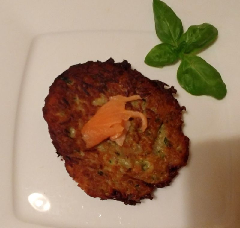 Placki cukiniowo - ziemniaczane z łososiem Placki cukiniowo - ziemniaczane z łososiem