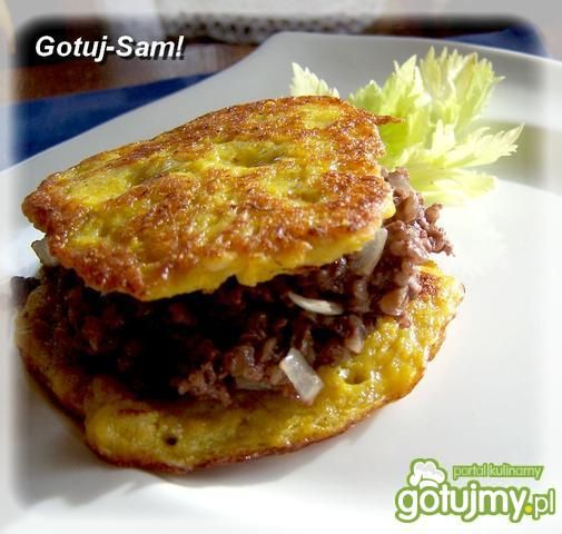 Placki dyniowe przekładane kaszanką.   