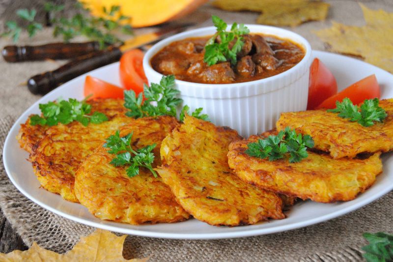 Placki dyniowo- ziemniaczane z gulaszem Placki dyniowo- ziemniaczane z gulaszem