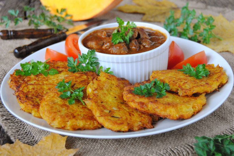 Placki dyniowo- ziemniaczane z gulaszem Placki dyniowo- ziemniaczane z gulaszem