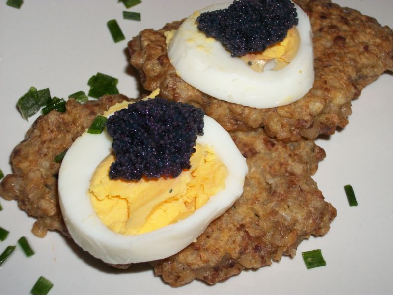 Placki gryczane z jajkiem i kawiorem Zubr'a 