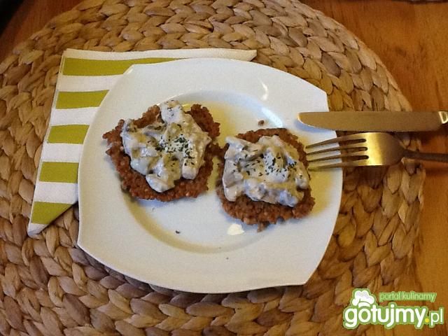 Placki gryczane z sosem pieczarkowym