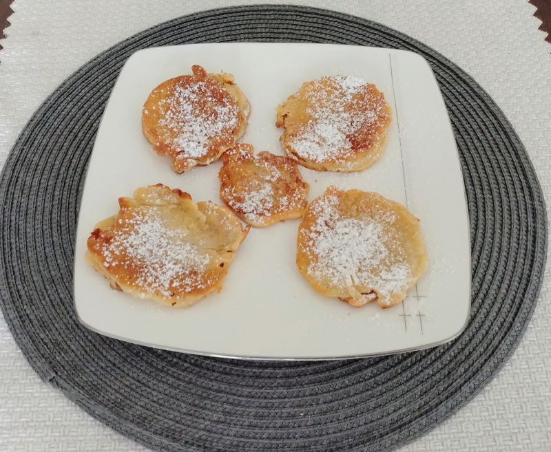 Placki jabłkowe w orkiszowym cieście naleśniowym