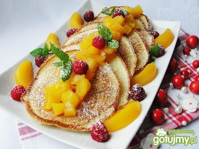 Placki jogurtowe z brzoskwiniową salsą