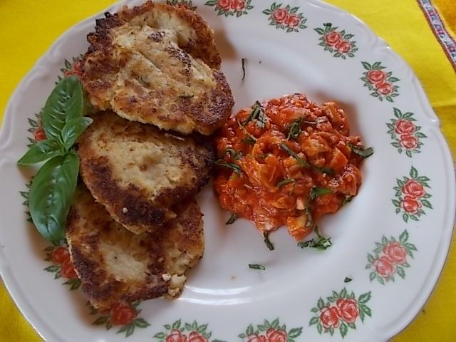 Placki kalafiorowe z sosem i kurczakiem.