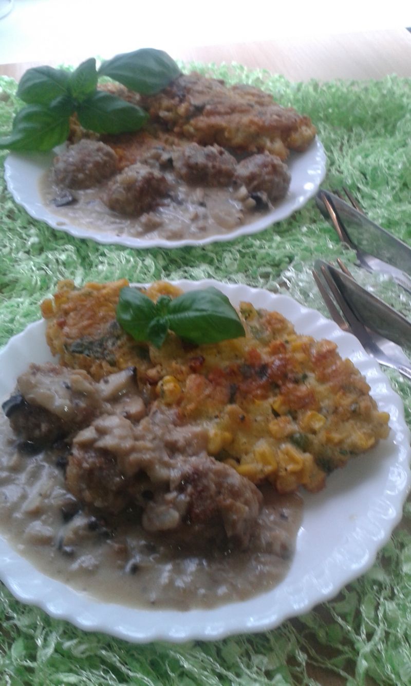 Placki kukurydziane  z klopsikami  Placki kukurydziane  z klopsikami