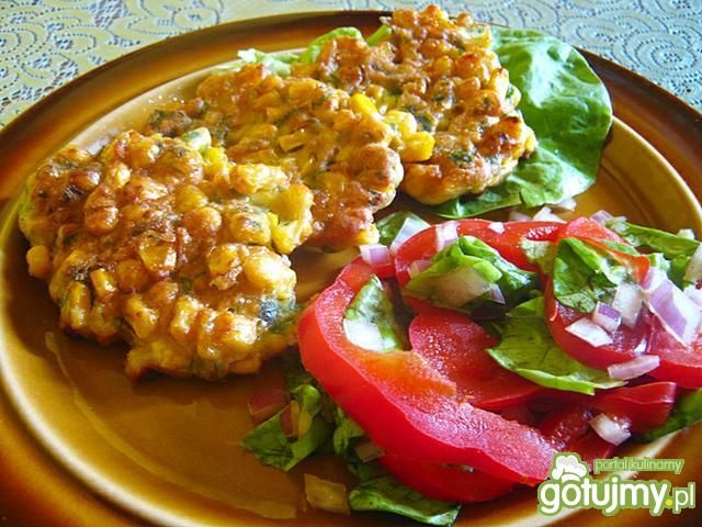 Placki kukurydziane z sałatą i papryką.