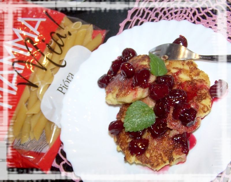 Placki makaronowe z sosem wiśniowym Placki makaronowe z sosem wiśniowym