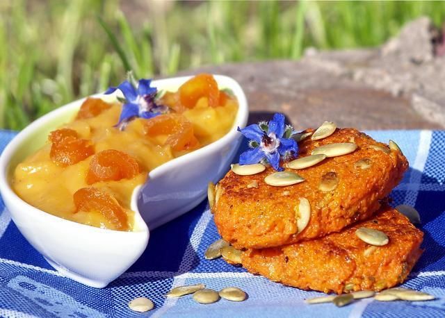 placki marchwiowe z sosem z moreli