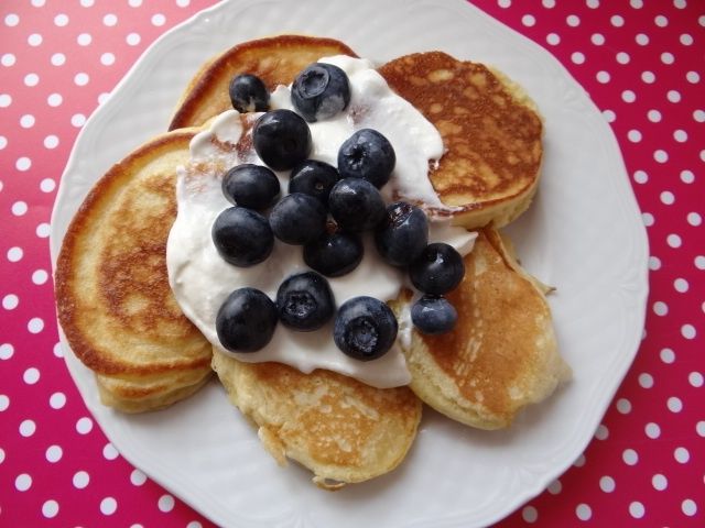 Placki na maślance z borówkami