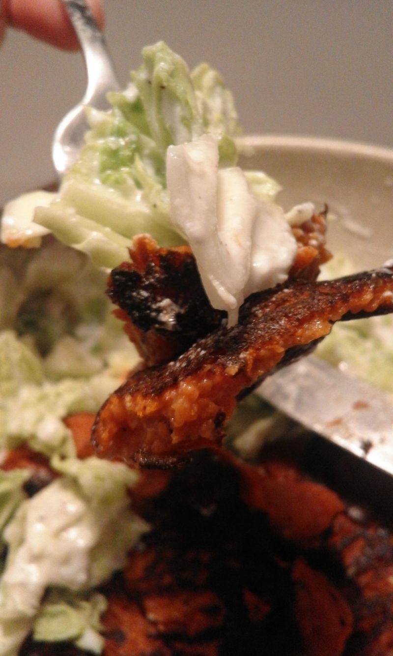 Placki pomidorowe pod pierzynką z włoskiej kapusty