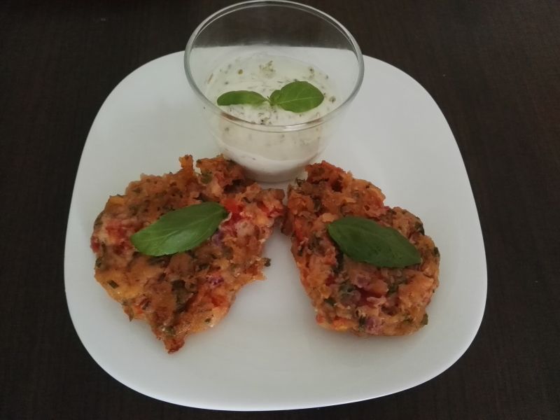 Placki pomidorowe z dipem czosnkowo-ziołowym Placki pomidorowe z dipem czosnkowo-ziołowym