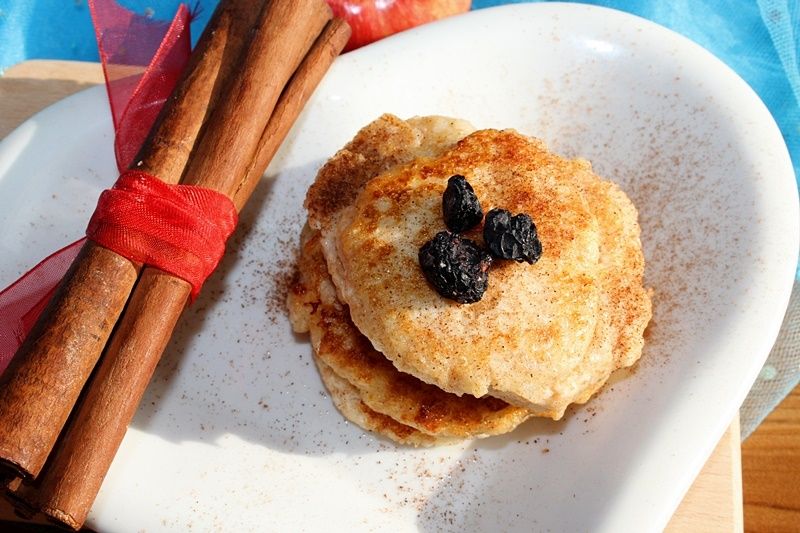 Placki twarogowe z jabłkiem i cynamonem bez cukru Placki twarogowe z jabłkiem i cynamonem bez cukru