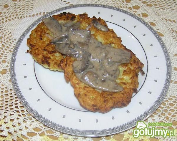 Placki warzywne z sosem pieczarkowym