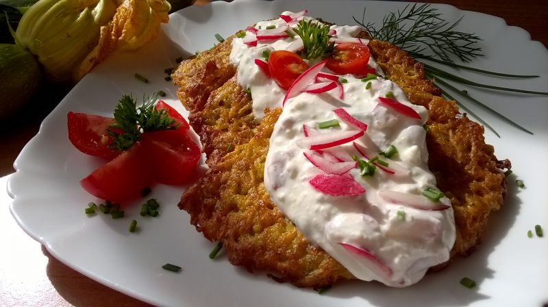 Placki z cukinii i marchwi z twarożkiem wiosennym 