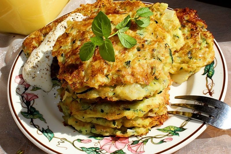 Placki z cukinii i żółtego sera 
