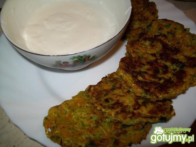 Placki z cukinii z dipem czosnkowym