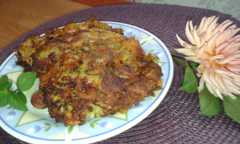 Placki z cukinii z dodatkiem boczku wędzonego i...