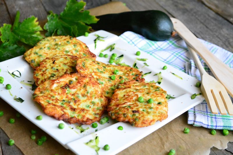 Placki z cukinii z kurczakiem i zielonym groszkiem Placki z cukinii z kurczakiem i zielonym groszkiem