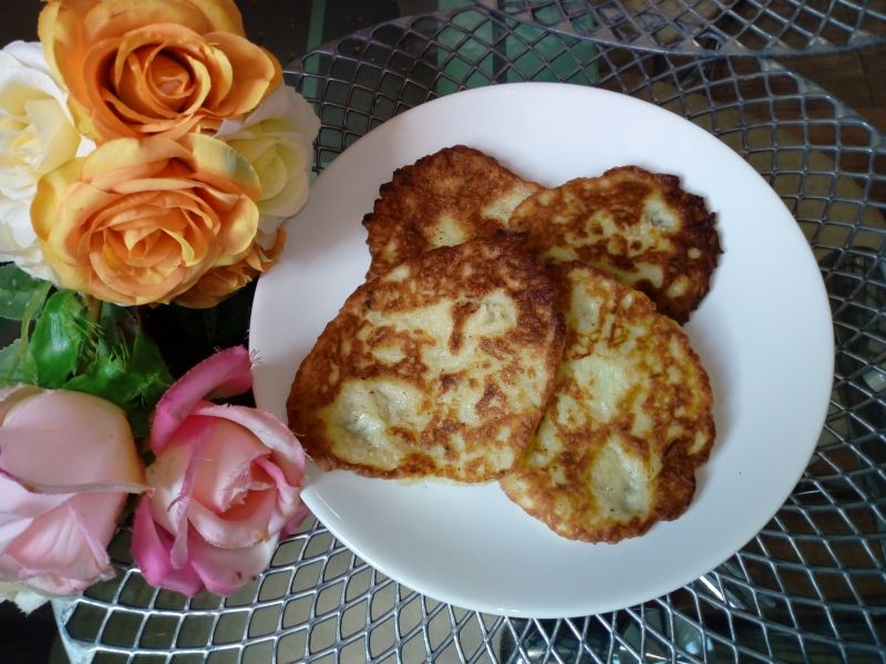 Placki z cukinii z pesto, cebulą i serem Placki z cukinii z pesto, cebulą i serem