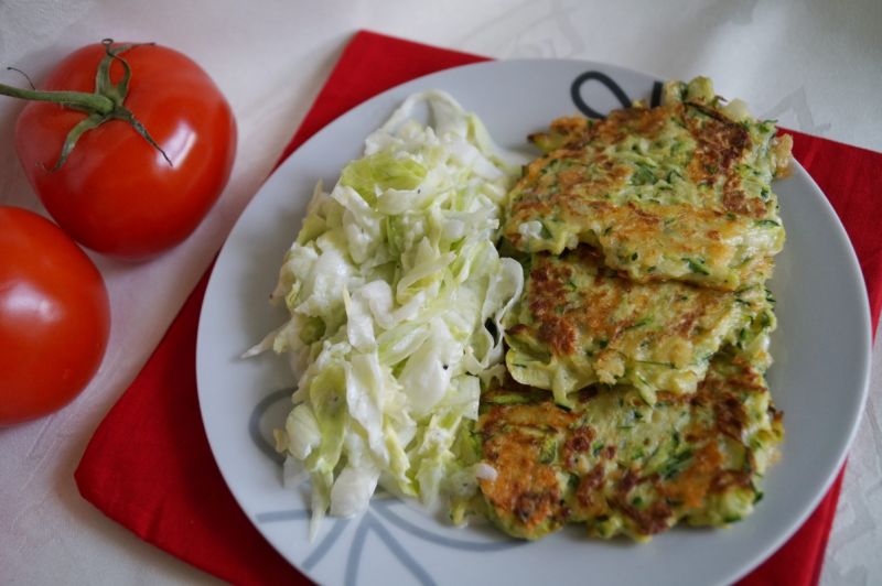 Placki z cukinii z sałatką