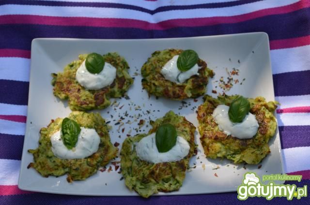 Placki z cukinii z sosem Placki z cukinii z sosem