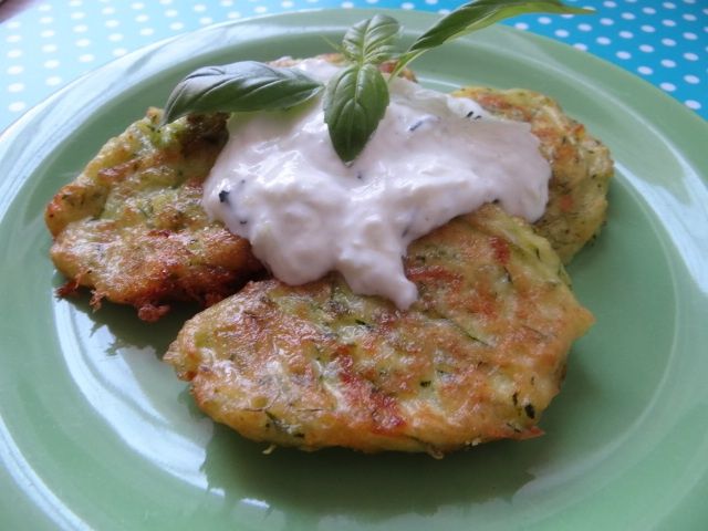 Placki z cukinii z sosem tzatziki Placki z cukinii z sosem tzatziki