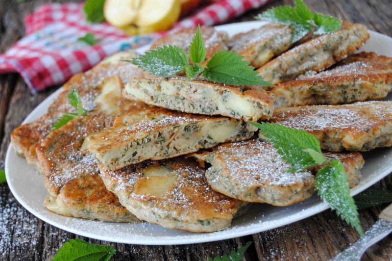 Placki z jabłkami i pokrzywą