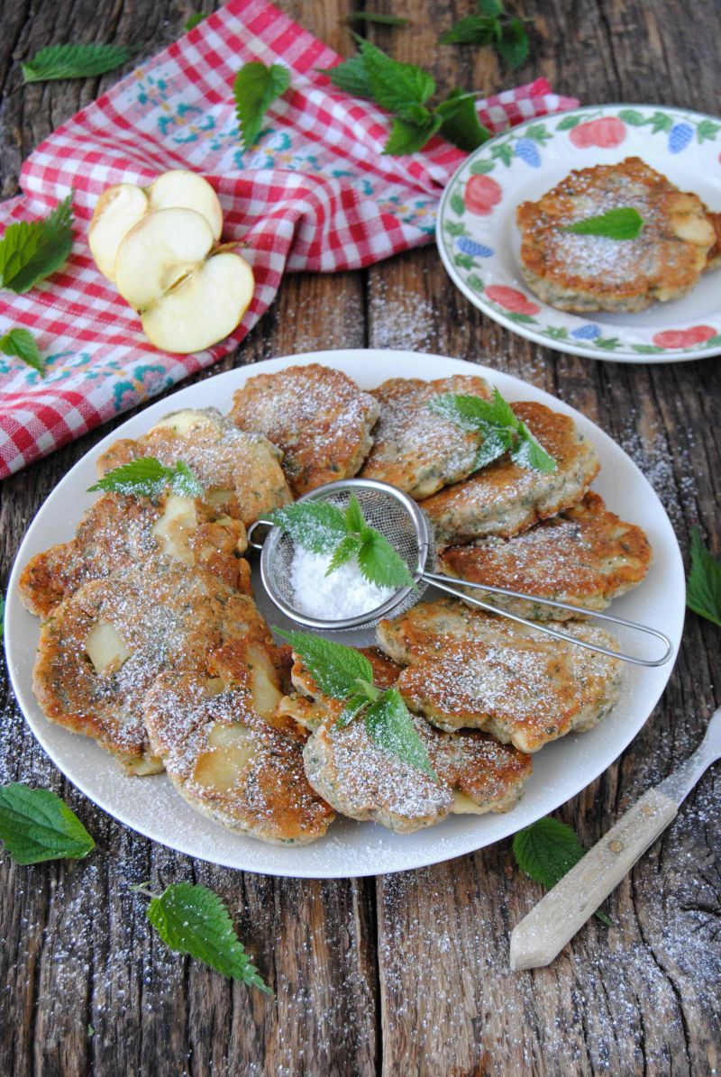 Placki z jabłkami i pokrzywą