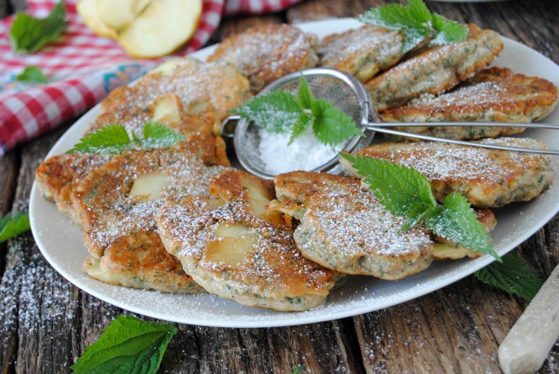 Placki z jabłkami i pokrzywą