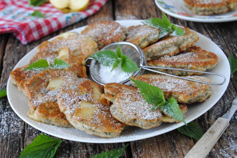 Placki z jabłkami i pokrzywą