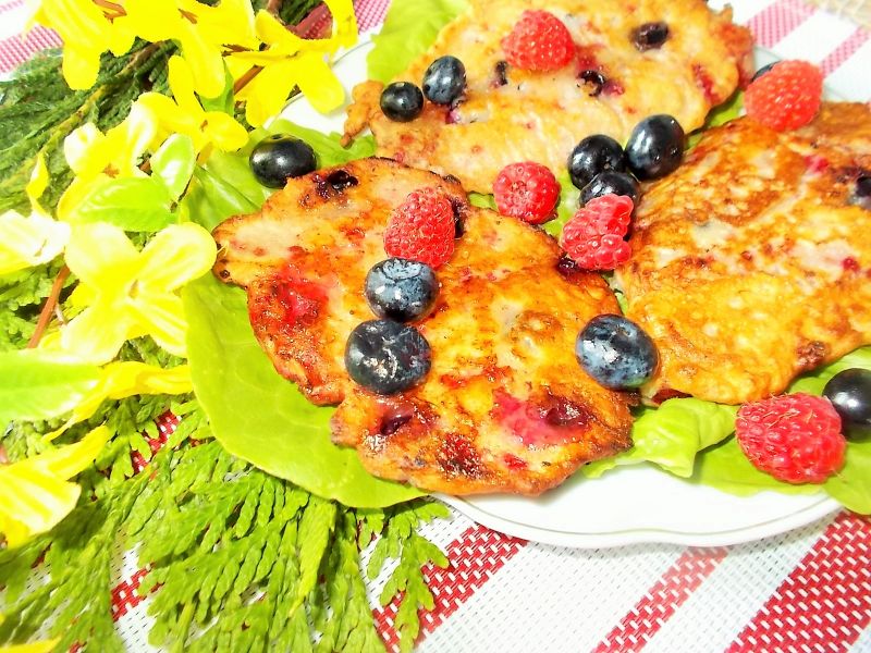 Placki z jagodami i malinami