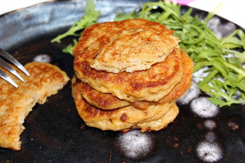 Placki z kaszy jęczmiennej z serem i prażoną cebul