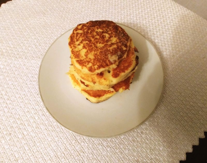 Placki z kaszy manny z jabłkami