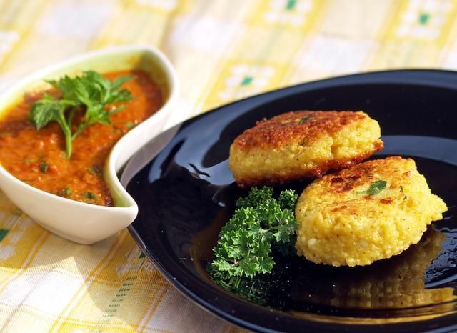 placki z kuskusu z sosem paprykowym