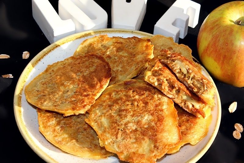 Placki z płatkami owsianymi/orkiszowymi i jabłkiem Placki z płatkami owsianymi/orkiszowymi i jabłkiem