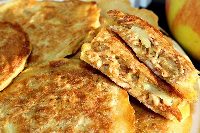 Placki z płatkami owsianymi/orkiszowymi i jabłkiem Placki z płatkami owsianymi/orkiszowymi i jabłkiem