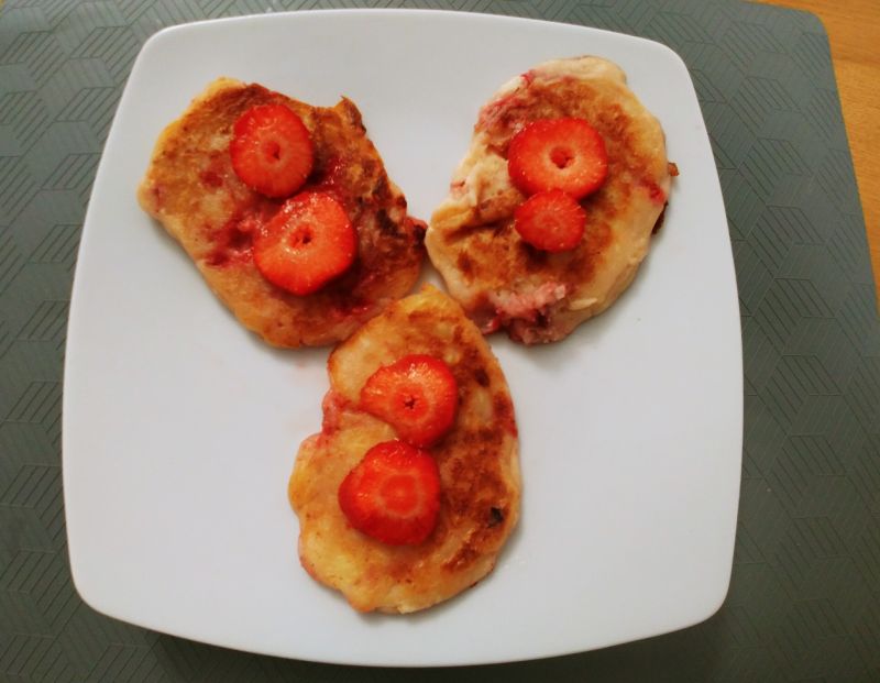 Placki z serka waniliowego z truskawkami