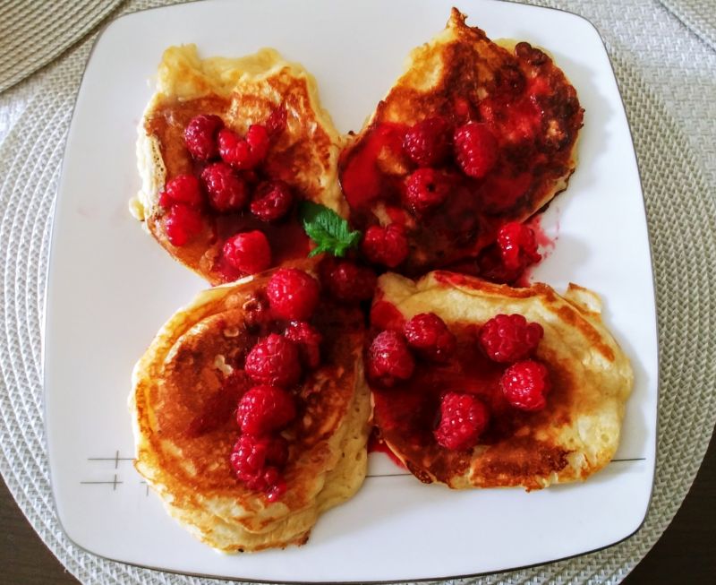 Placki z serków waniliowych z malinami