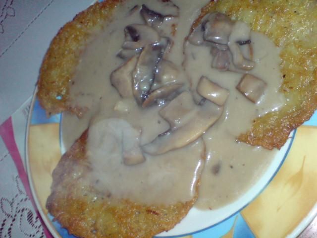 Placki z sosem pieczarkowym