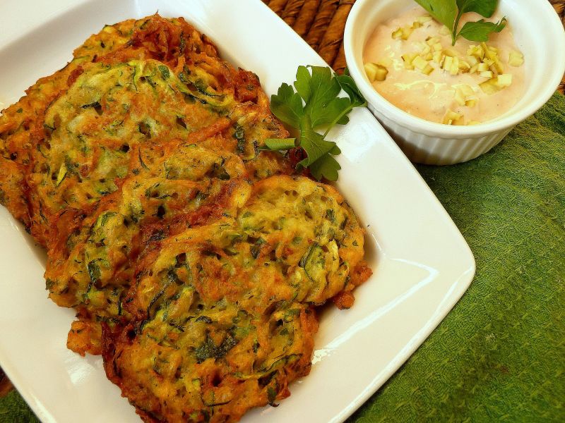 Placki z tartej cukinii na jogurcie naturalnym