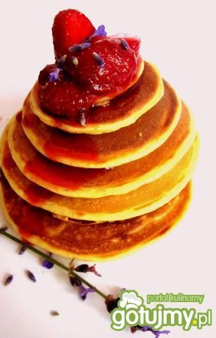 Placki z truskawkowo -lawendowym sosem Placki z truskawkowo -lawendowym sosem