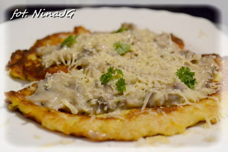Placki z ziemniaków gotowanych z pieczarkami. Placki z ziemniaków gotowanych z pieczarkami.