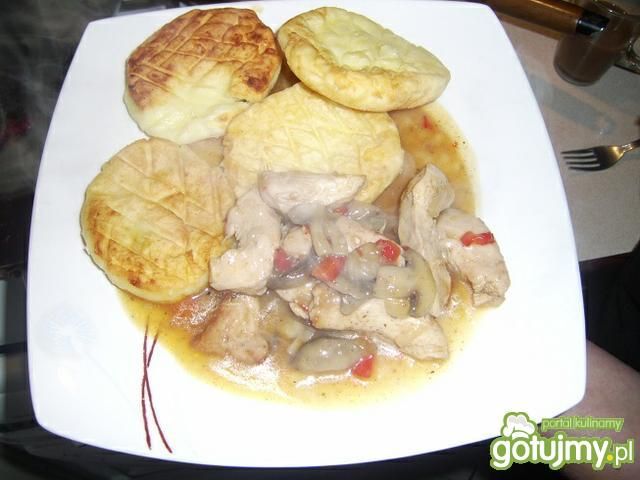 Placki z ziemniaków z gulaszem 