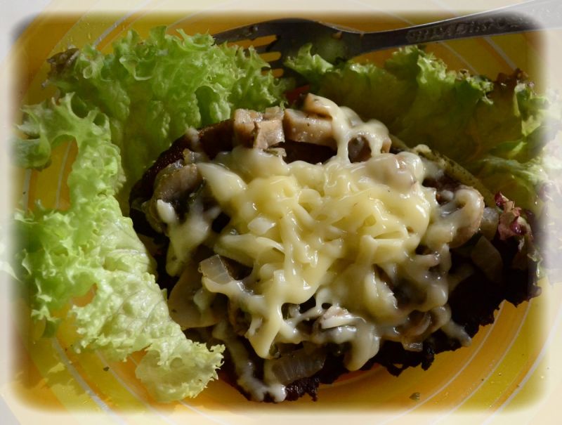 Placki zapiekane z pieczarkami i serem