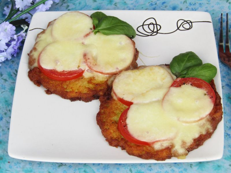 Placki zapiekane z pomidorami i mozzarellą