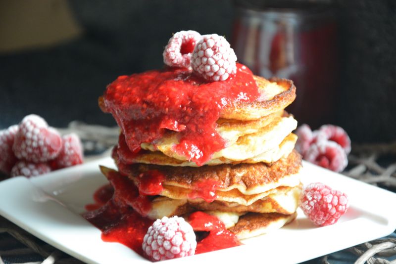 Placki ze zsiadłego mleka z sosem malinowym