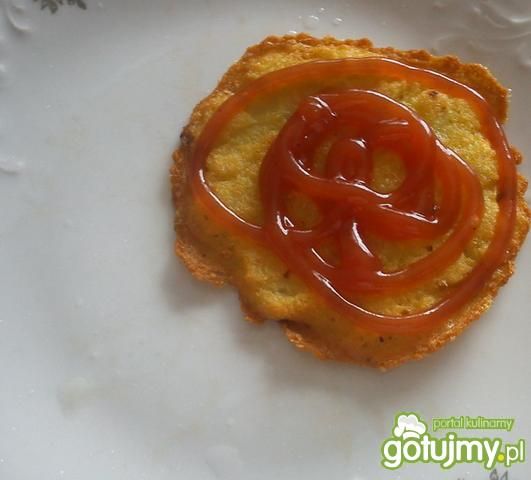 Placki ziemniaczane polane ketchupem